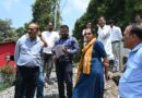 सुरकंडा देवी मंदिर के पास निर्माणाधीन बहुस्तरीय पार्किंग की धीमी प्रगति पर जिलाधिकारी नाराज, कार्य में तेजी लाने के निर्देश