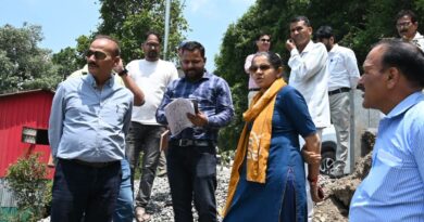 सुरकंडा देवी मंदिर के पास निर्माणाधीन बहुस्तरीय पार्किंग की धीमी प्रगति पर जिलाधिकारी नाराज, कार्य में तेजी लाने के निर्देश