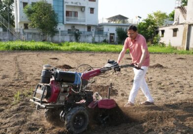 मुख्यमंत्री धामी ने खेत में चलाया टिलर, पारंपरिक कृषि और जैविक खेती को बढ़ावा देने का दिया संदेश