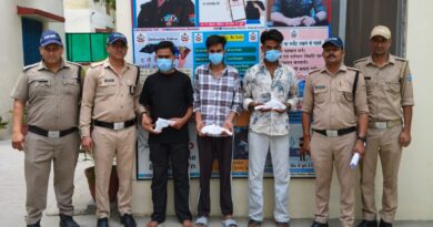 15 हजार रुपये का इनामी बदमाश समेत तीन गिरफ्तार, दून पुलिस ने अवैध हथियार किए बरामद
