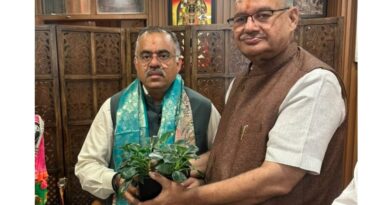 भाजपा के राष्ट्रीय महामंत्री तरुण चुघ से मिले कैबिनेट मंत्री गणेश जोशी