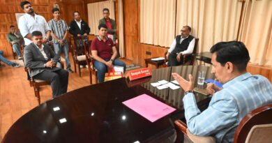 जनसुनवाई में आयुक्त दीपक रावत ने सुनीं लोगों की समस्याएं, कई मामलों का मौके पर कराया समाधान