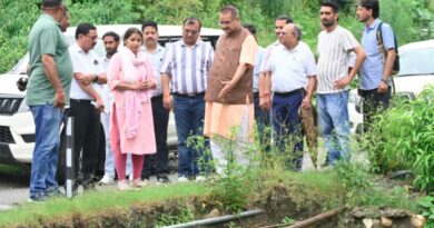 संवेदनशील क्षेत्रों का दौरा कर कैबिनेट मंत्री गणेश जोशी ने सुरक्षात्मक कार्यों का लिया जायजा