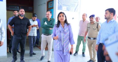 जिलाधिकारी ने विकास भवन के विभिन्न कार्यालयों का किया विस्तृत निरीक्षण