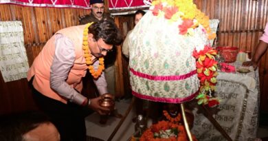 मुख्य सचिव आनंद बर्धन ने गंगोत्री धाम में की पूजा-अर्चना