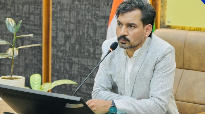 पशु हेल्पलाइन 1962 पर रिस्पॉन्स नहीं मिलने से डीएम नाराज, संबंधित कर्मचारियों का वेतन रोकने के निर्देश