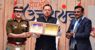 मुख्यमंत्री ने उत्तराखण्ड पुलिस के नवीन गौरव चिह्नों का किया अनावरण
